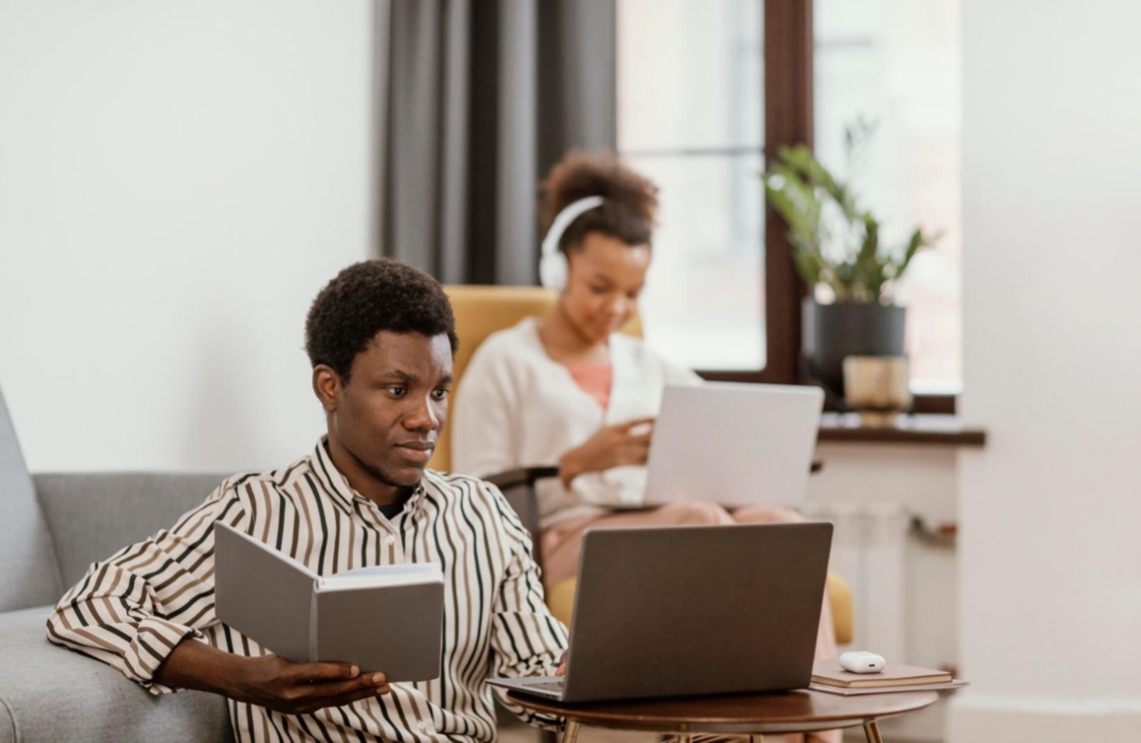 Equipo de expertos financieros revisando documentos y planificaciones
