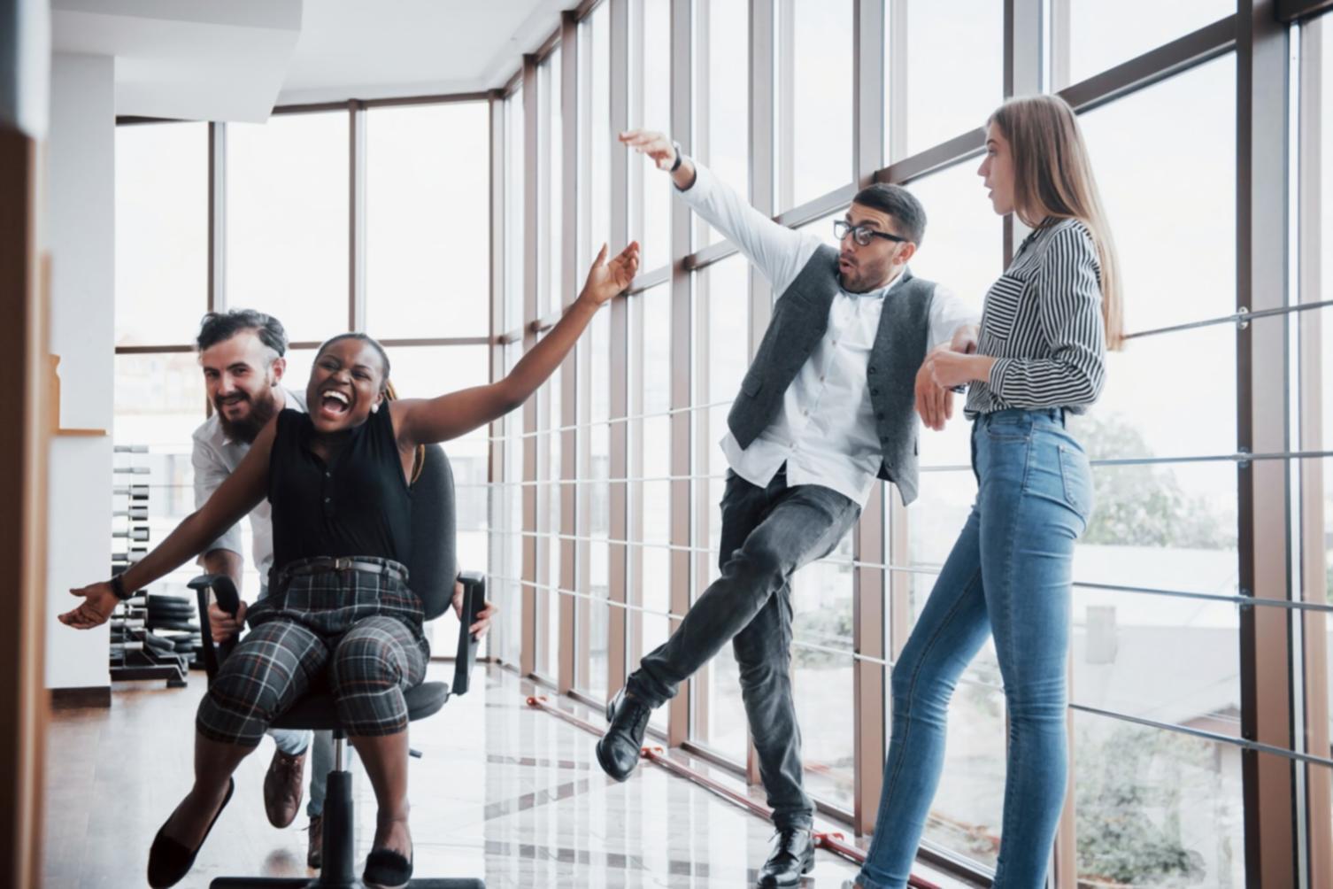 Sesión de consultoría financiera personalizada con documentos y gráficos